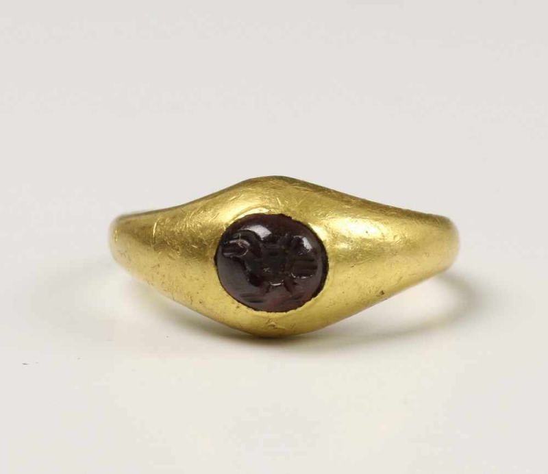 Gouden Romeinse ring, 3e of 4e eeuw, in het midden gezet met een camee uit de dynastie van de