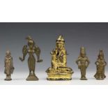 Birma, verguld lakwerk Boedha en India, vier bronsjes h. 12 en ca. 7 cm. [5]