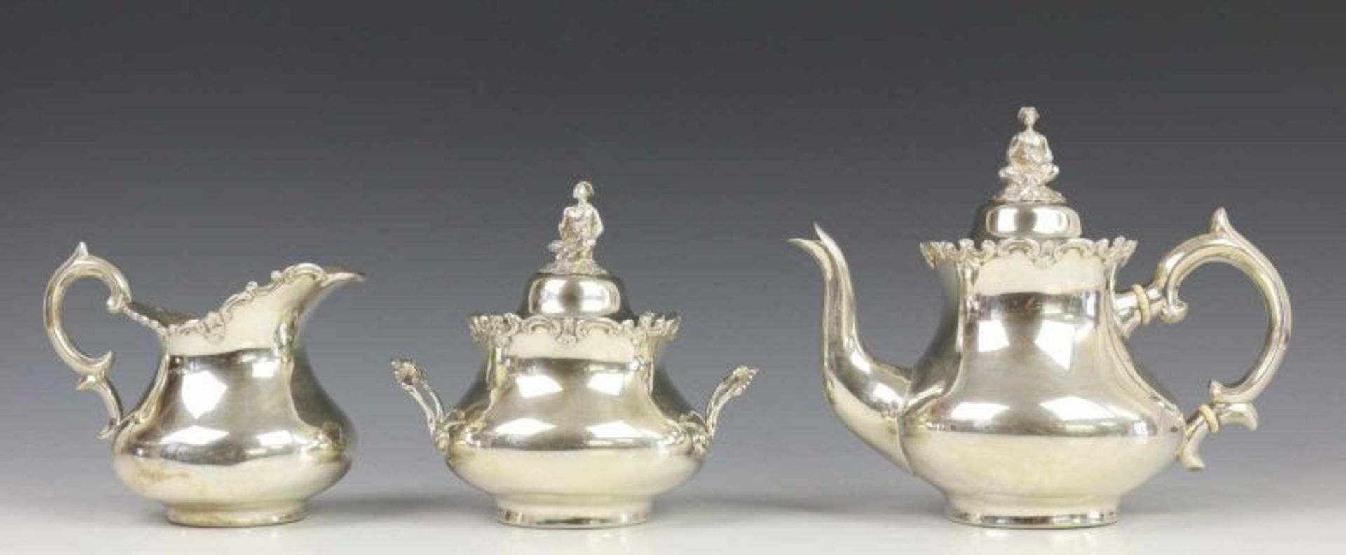 Driedelig theeservies, 19e eeuw, de knoppen in vorm van oosters figuur. Mt. J.G. Meijer jr.,