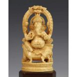 India, gestoken ivoren groep, ca. 1930; Ganesha, gezeten op troon h. 16 cm. [1]