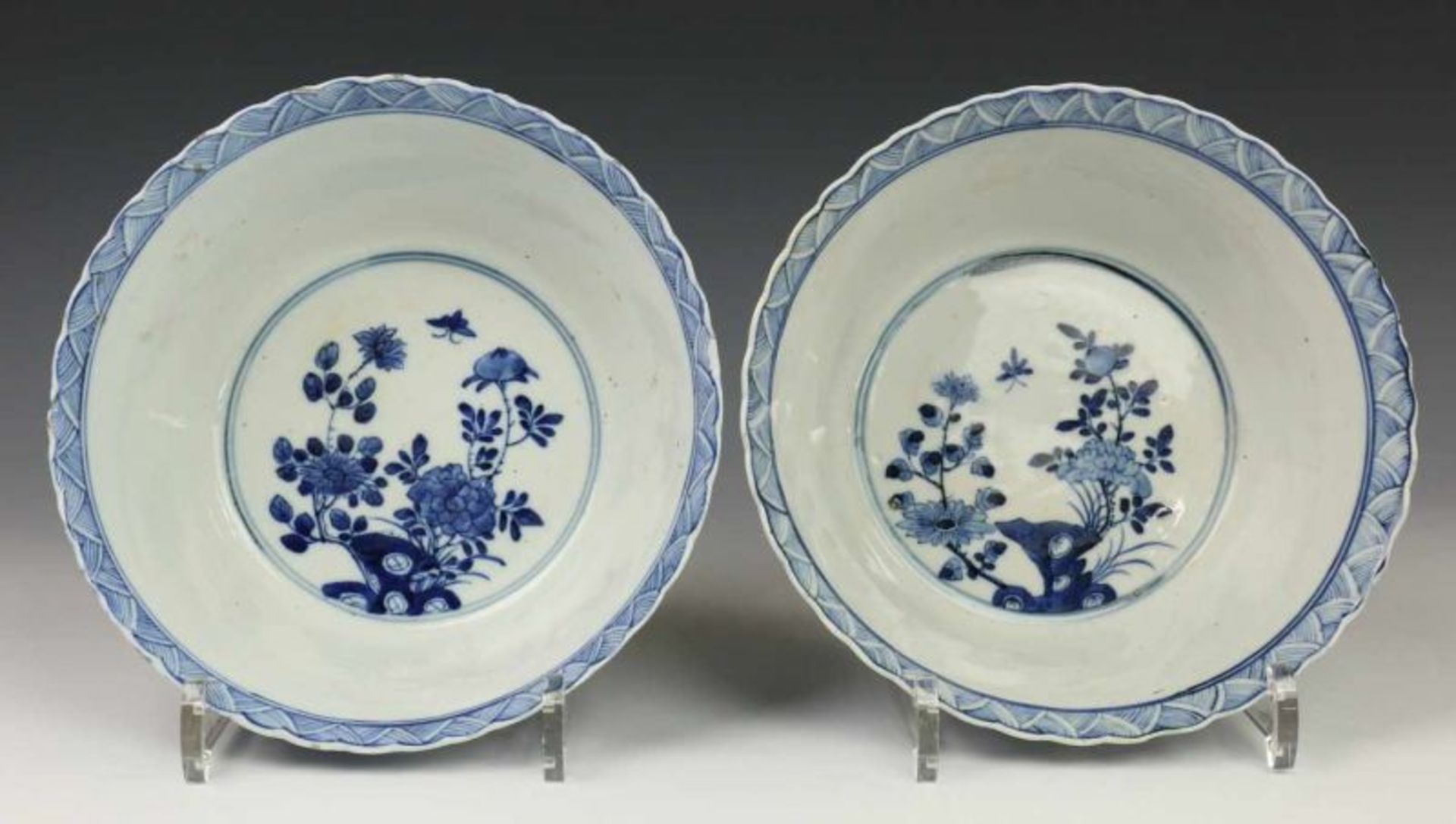 China, paar blauw-wit porseleinen kommen, 19e eeuw, met gestileerd decor van lotussen. Gemerkt - Image 3 of 6