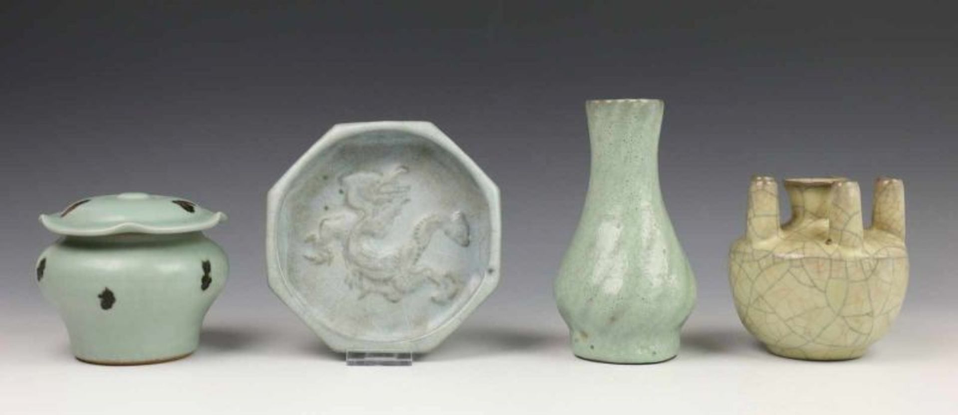 China, vier stuks celadon, w.o. dekselpot h. 10-18 cm. [4]