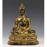 Thailand, zwart gelakt en verguld bronzen Boeddha, 20e eeuw, gezeten in bhumisparsamudra h. 21
