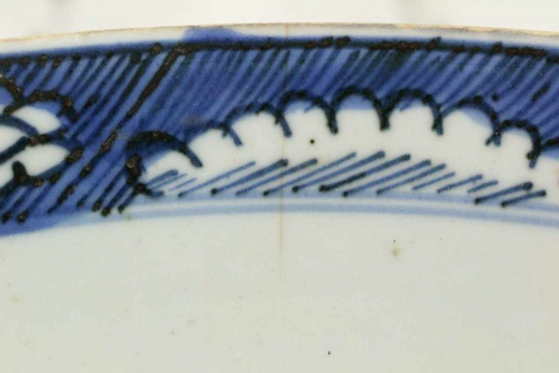 China, blauw-wit porseleinen kom, Wanli, met vol decor van karakters en medaillons waarin twee - Image 4 of 4
