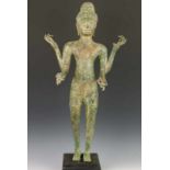 Cambodja, groen gepatineerd bronzen staande bodhisattva, 20e eeuw met afgeplatte usnisa en vier