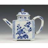 China, blauw-wit porseleinen kantige theepot, Kangxi, met decor van bloesem en kostbaarheden (