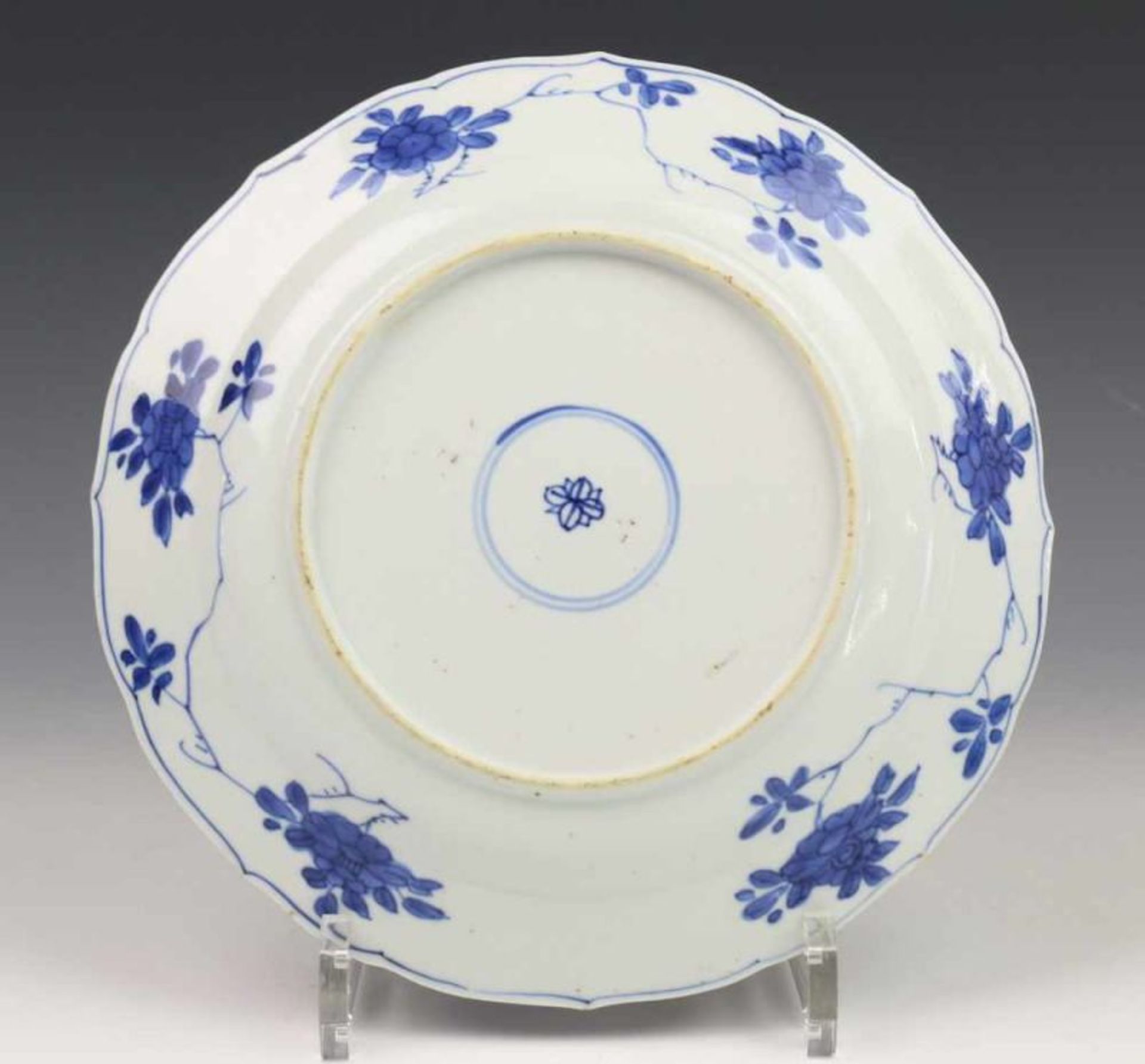 China, paar blauw-wit porseleinen borden, Kangxi, met decor van bloesemboom bij hekwerk, de rand met - Image 3 of 5