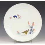 Japan, Sakaida Kakiemon XIII (1906-1982), porseleinen bord, met Kakiemon decor van twee hoenders bij