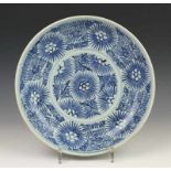 China, blauw-wit porseleinen bord, 18e eeuw, met decor van zee-egels (haarscheurtjes) diam. 28