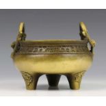 China, bronzen koro, 20e eeuw, de oren in vorm van draken. Gemerkt l. 12 cm. [1]