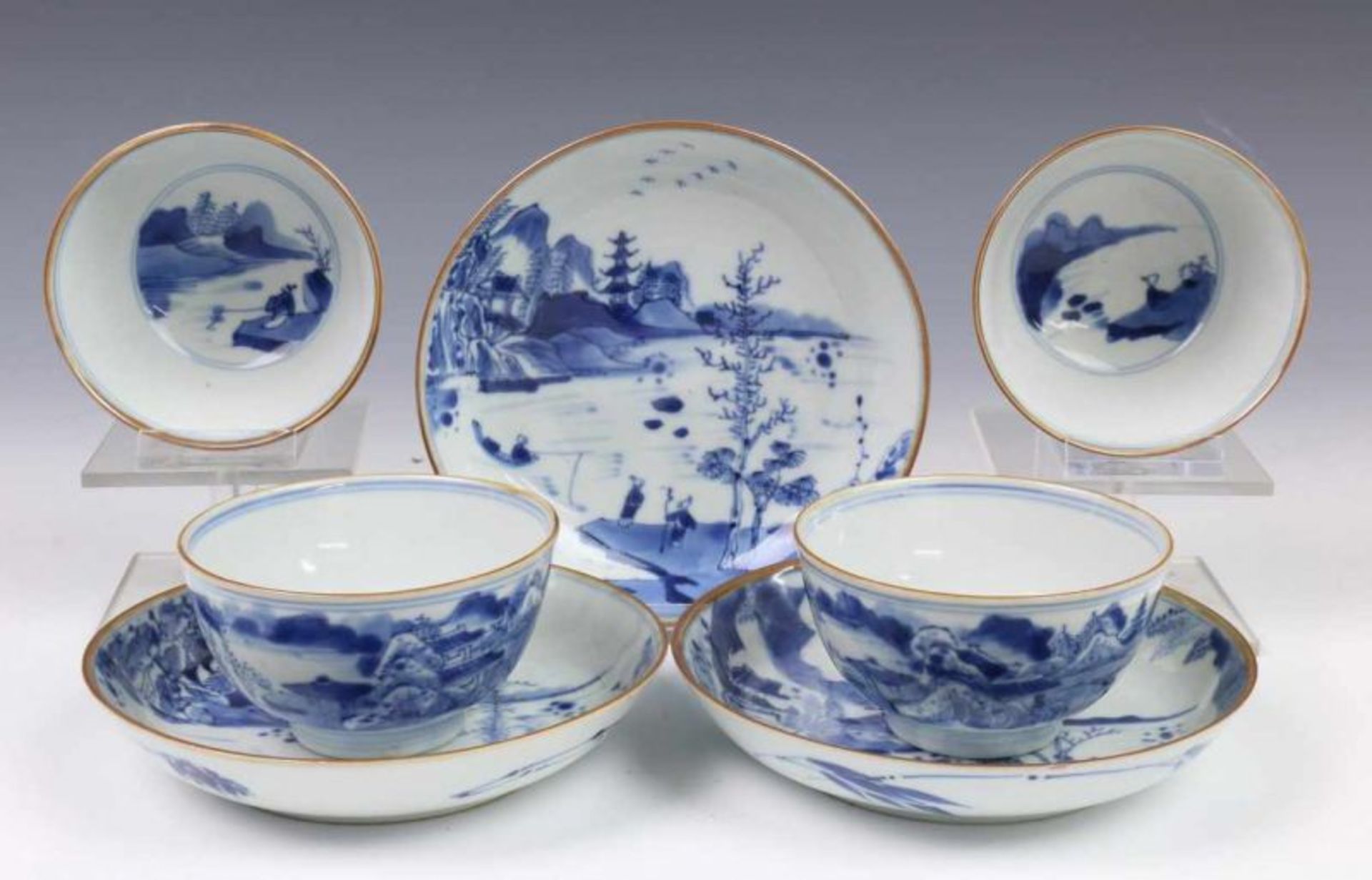 China, elf blauw-wit porseleinen koppen en twaalf schotels, 18e en 19e eeuw, in drie soorten (drie - Image 2 of 4
