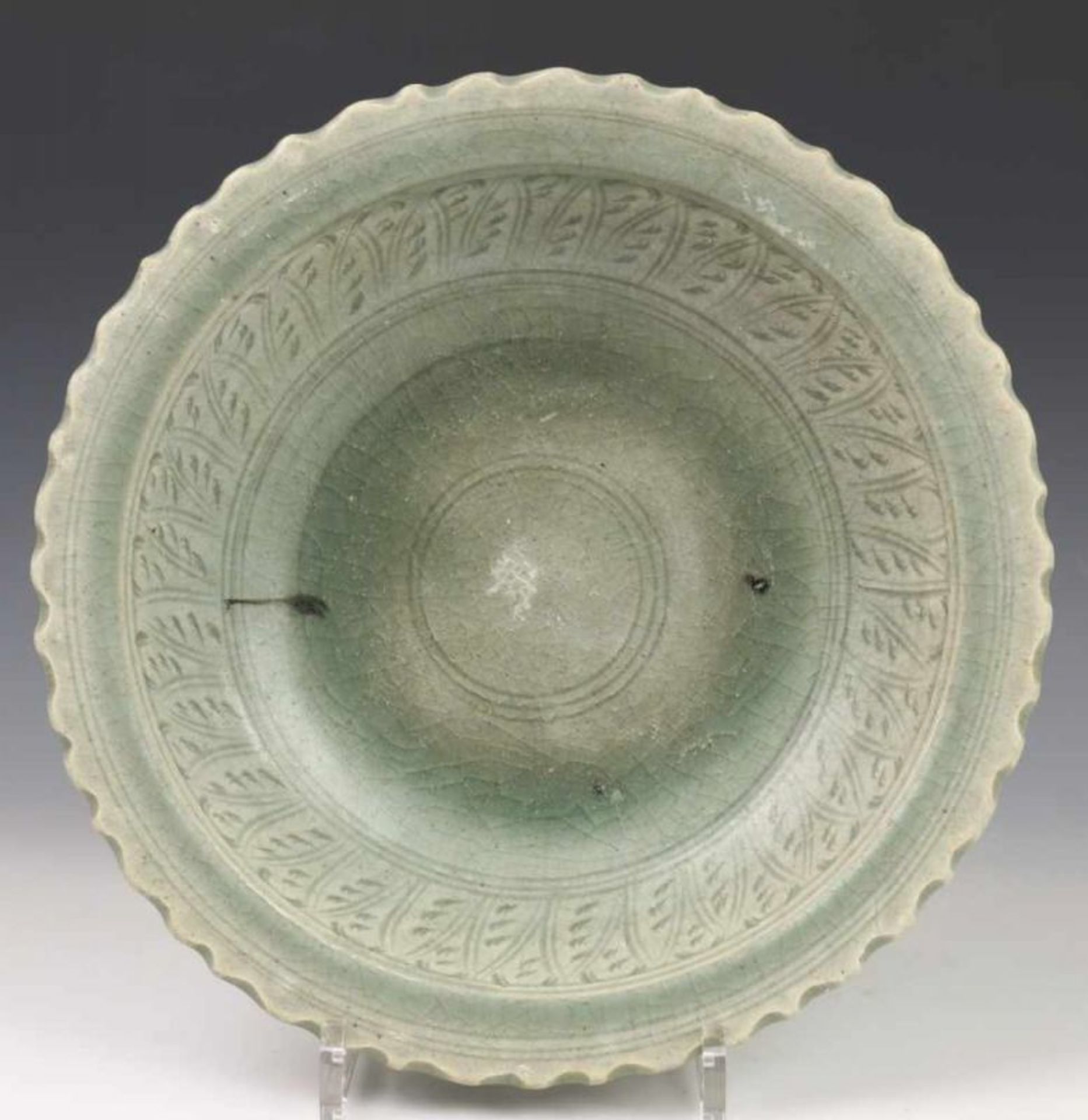 China, antiek celadon kom met ingegrifte band rond de geribde rand diam. 28 cm. [1] - Image 3 of 4