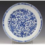 China, blauw-wit porseleinen bord, Kangxi, met decor van bloesem. Gemerkt met paddenstoel (