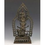 Nepal, bronzen sculptuur; Drie goden staande op tempelleeuw, met poortvormige achterzijde met