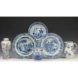 China, drie blauw-wit porseleinen borden, kwispedoor, kan en famille rose vaas, Qianlong (
