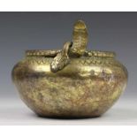 Tibet, bronzen schaal, 19e eeuw, de rand in de vorm van een opgekrulde cobra. diam. 14 cm. [1]