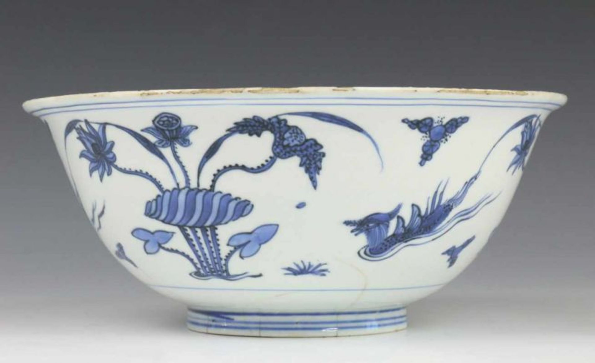 China, blauw-wit porseleinen kom, Transitional, met decor van eenden, waterplanten en lotussen - Image 3 of 5
