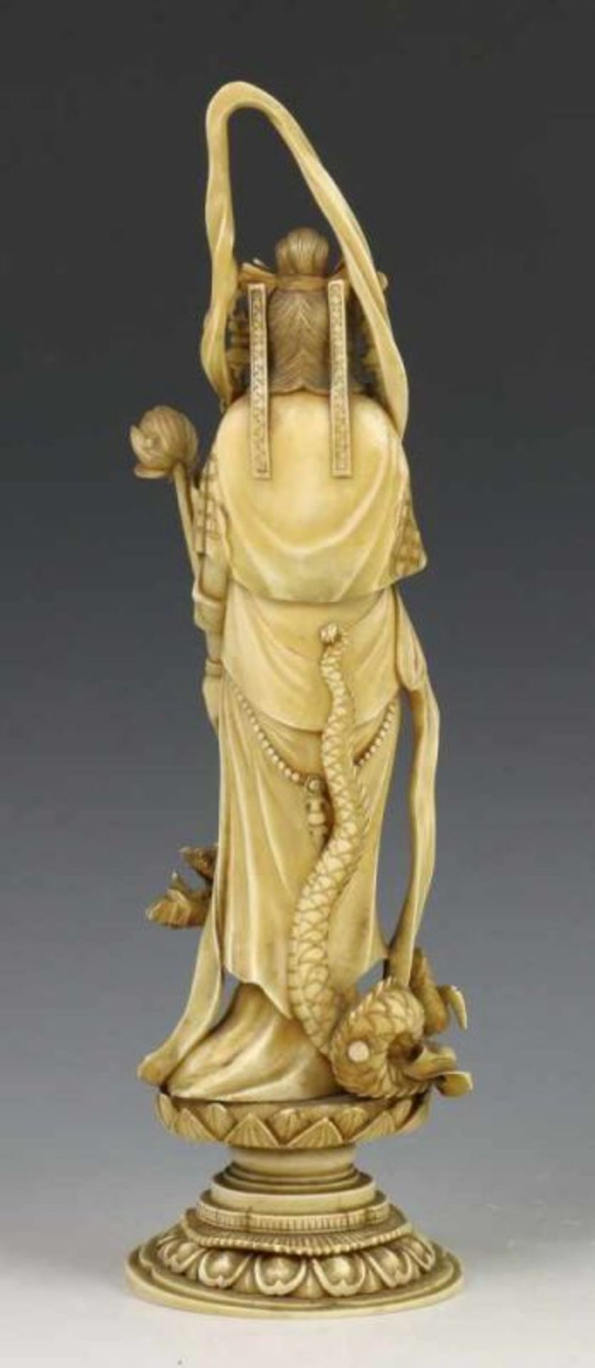 China, ivoren snijwerk, 19e eeuw; Liggend figuur met opiumpijp in de hand. Gesigneerd met vier