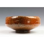 Japan, keramiek Raku 'badarai' zomer-chawan met oker Ohi-glazuur. Gesigneerd Sasaki Shoraku III. Met