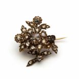 Zilveren en gouden bloembroche, 19e eeuw, rijkelijk gezet met roosdiamanten, totaal ca. 1,0crt. (