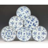 China, serie van zes blauw-wit porseleinen borden, Qianlong, met decor van bloesem (twee hersteld)