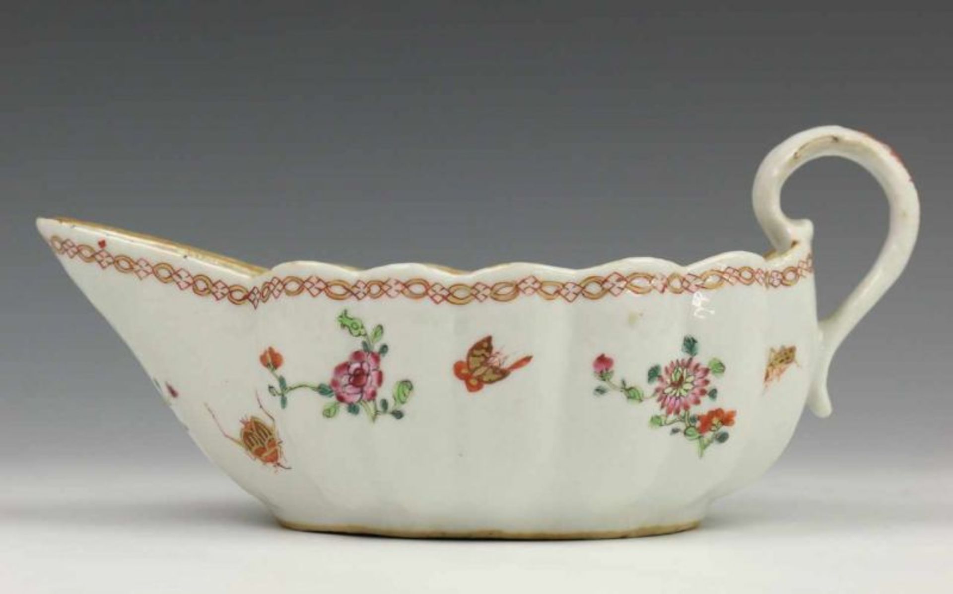 China, famille rose-verte gelobde sauskom, Qianlong, met decor van paddenstoel plukkende