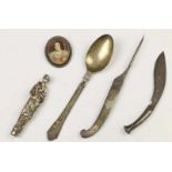 Vijf objets de vertu; zilveren heft, miniatuur en driedelig ingelegd metalen reisbestek [5]