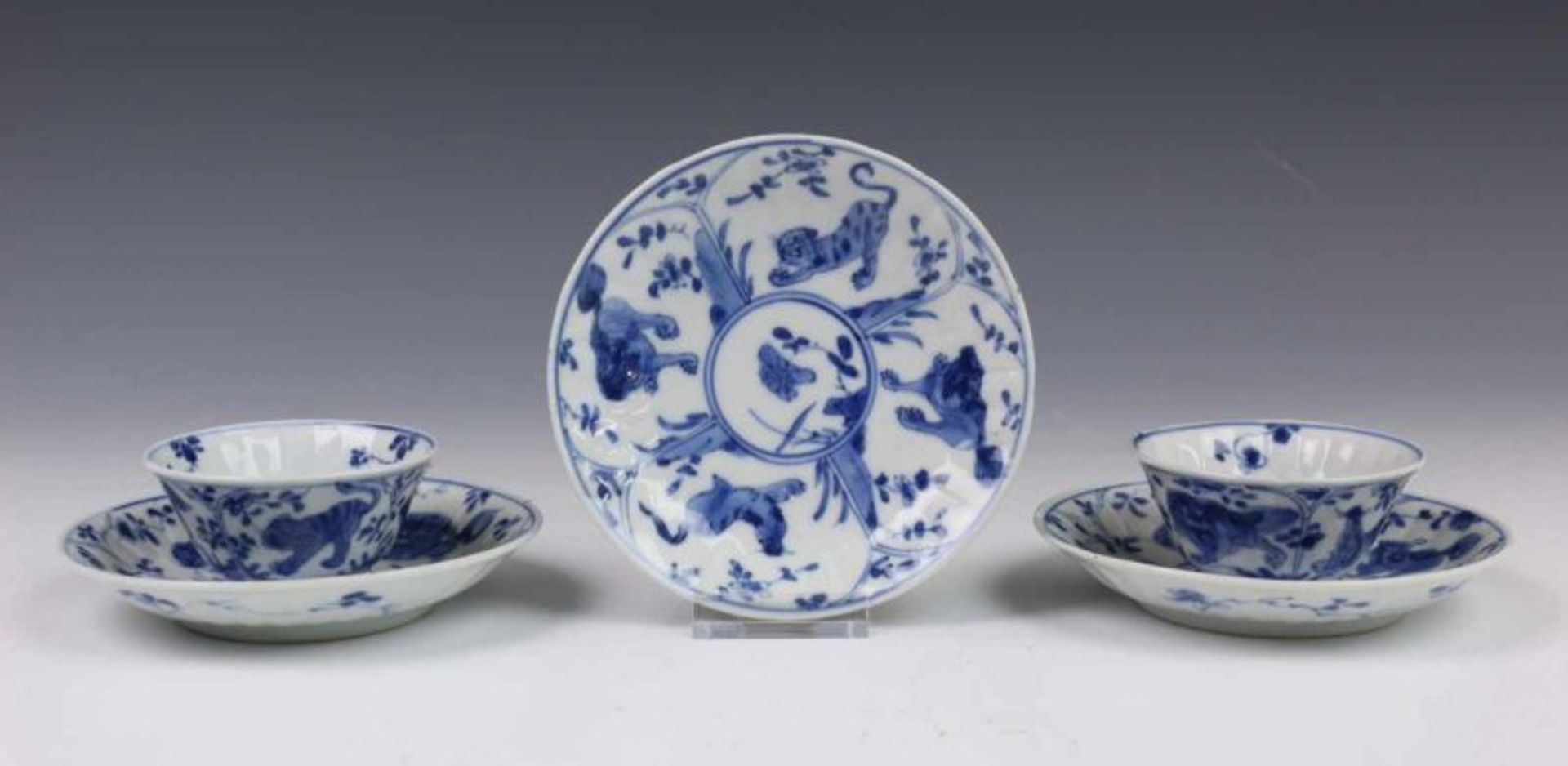 China, elf blauw-wit porseleinen koppen en twaalf schotels, 18e en 19e eeuw, in drie soorten (drie - Image 3 of 4
