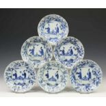 China, set van zes blauw-wit porseleinen schoteltjes en paar schoteltjes, 18e eeuw, met decor van