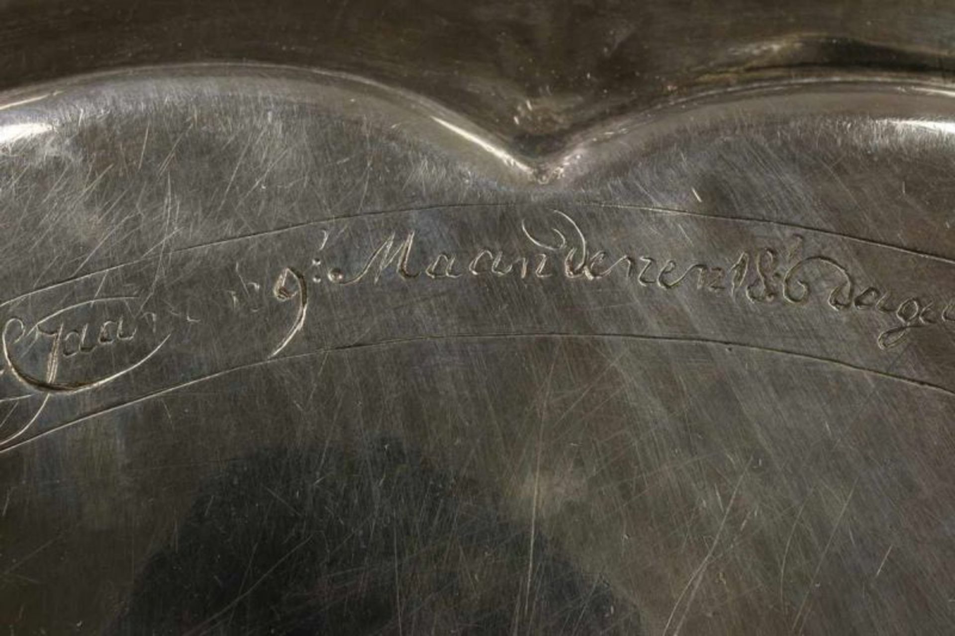 Gelobd dienblad, vroeg 18e eeuw, met filet rand. De achterzijde met rondom inscriptie 'Ter - Image 2 of 6