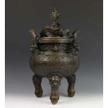 China, bronzen koro met opengewerkt deksel waarop kylin als knop. Op driepoot. Gemerkt Ming h. 48