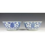China, paar blauw-wit porseleinen kommen, 19e eeuw, met gestileerd decor van lotussen. Gemerkt