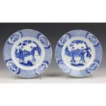 China, paar fraaie blauw-wit porseleinen borden, Kangxi, met decor van twee lange lijzen bij