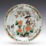 China, famille verte schotel, Kangxi, met decor van twee zangvogels bij bloesemtakken, met