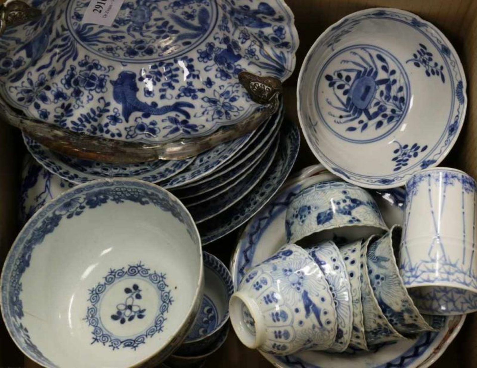 China, divers blauw-wit porselein, Kangxi en 19e eeuw, w.o. met karper-krabdecor [ds]