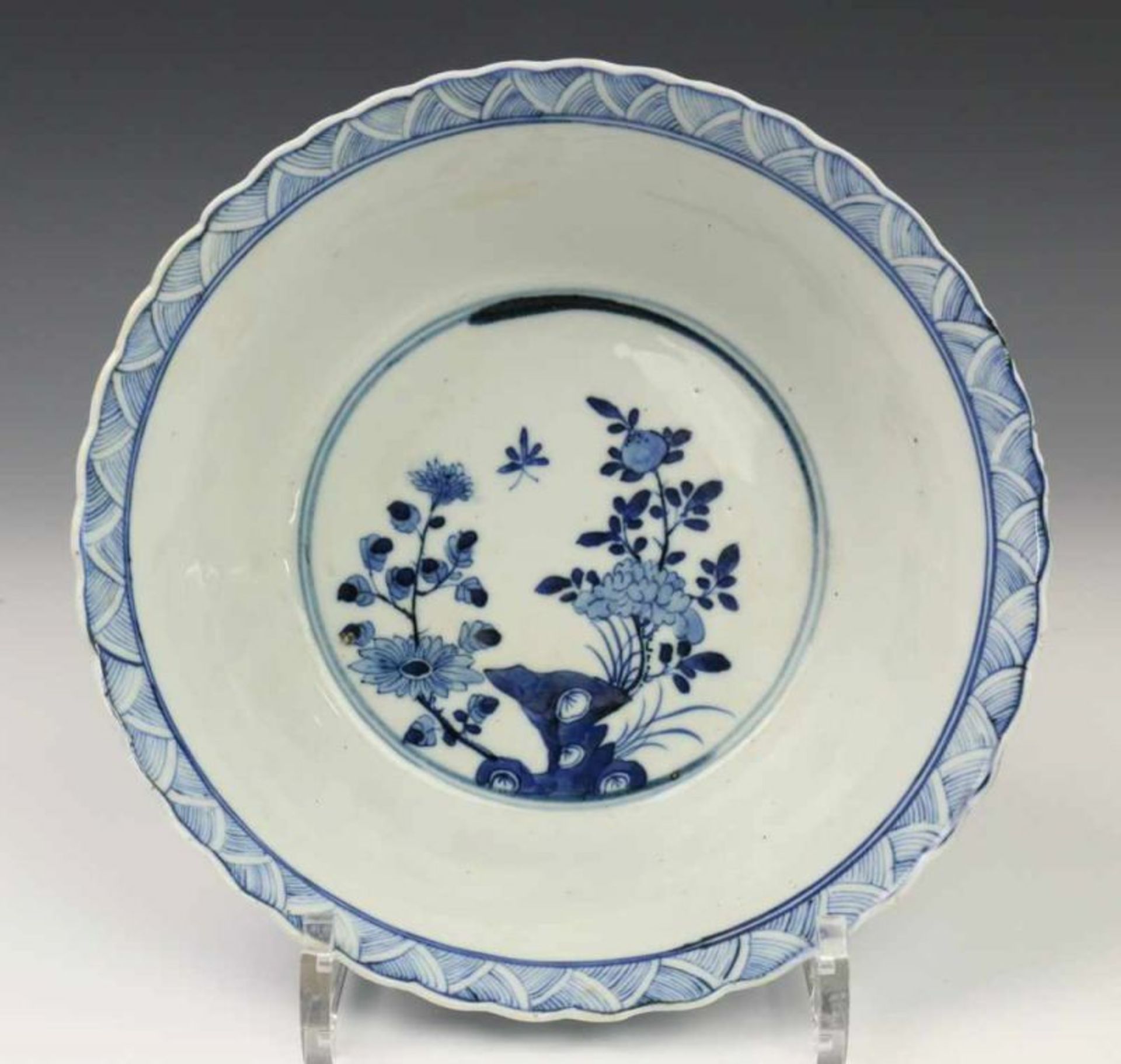 China, paar blauw-wit porseleinen kommen, 19e eeuw, met gestileerd decor van lotussen. Gemerkt - Image 6 of 6