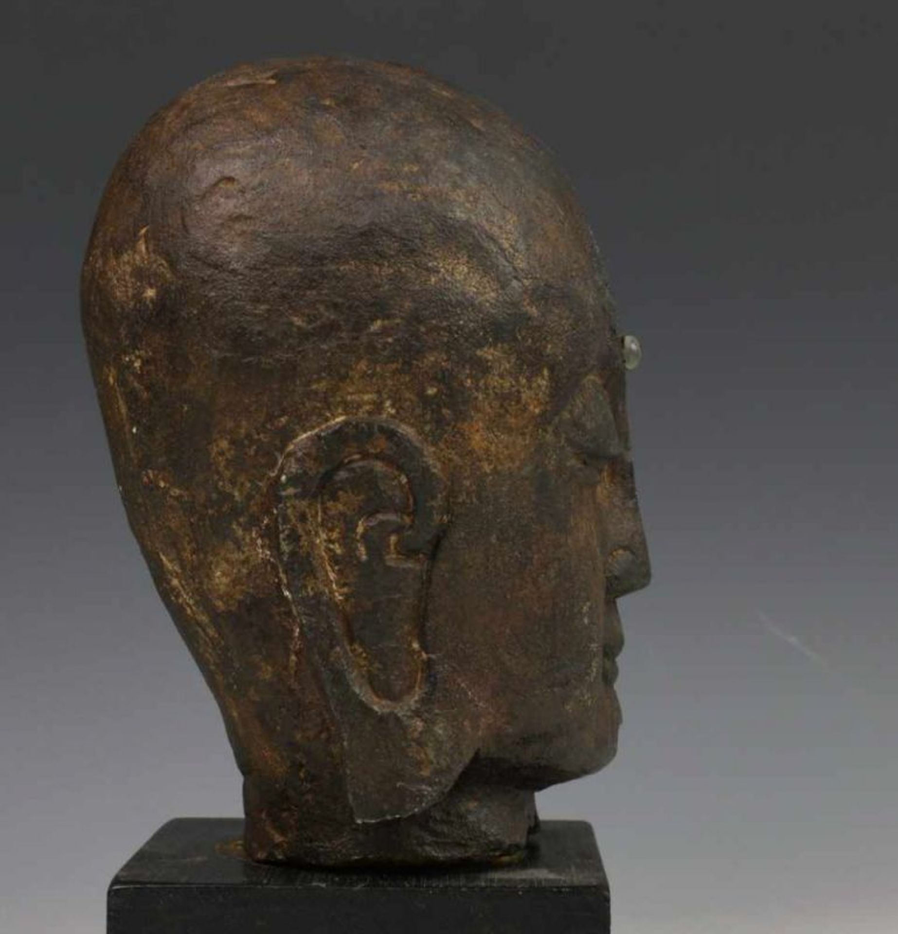China, antiek stenen Boeddhahoofd met neergeslagen oogopslag en zwart patina h. 21 cm. [1] - Image 2 of 2