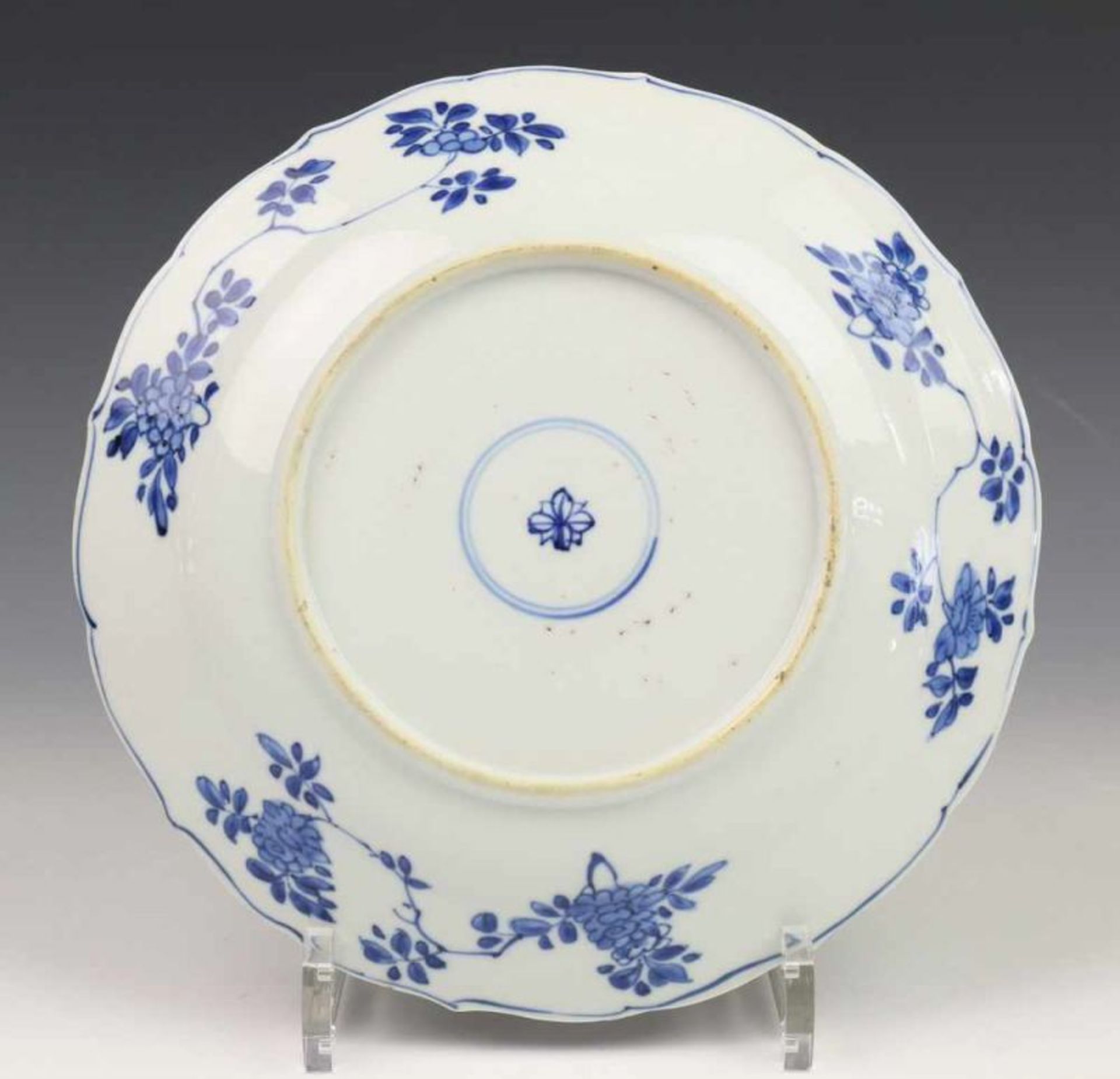 China, paar blauw-wit porseleinen borden, Kangxi, met decor van bloesemboom bij hekwerk, de rand met - Image 5 of 5