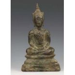 Thailand, bronzen Boeddha, 18e/19e eeuw, met hoge usnisa, gezeten in lotushouding op getrapte troon.