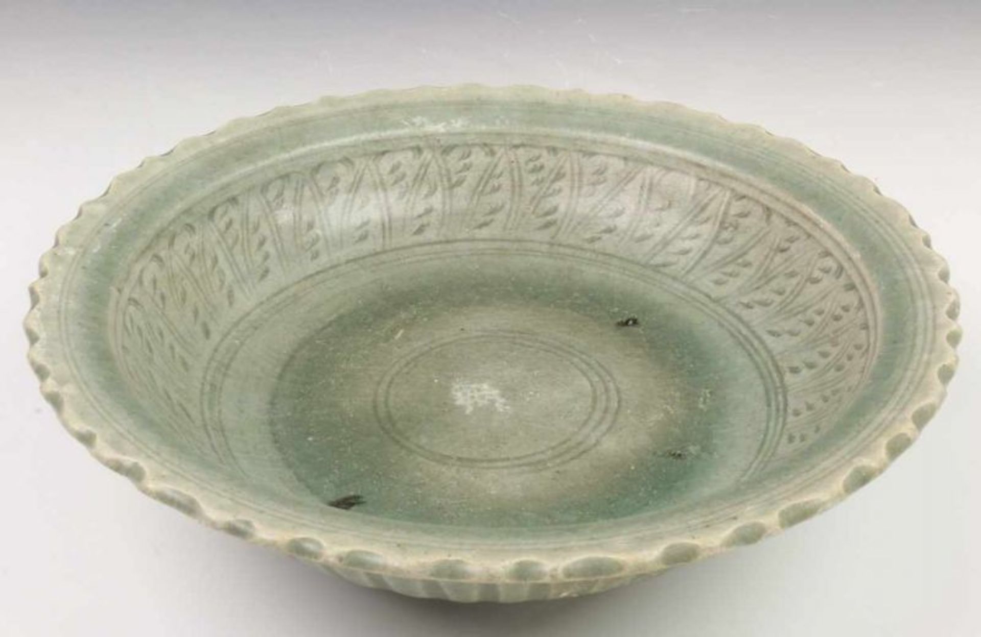 China, antiek celadon kom met ingegrifte band rond de geribde rand diam. 28 cm. [1] - Image 2 of 4