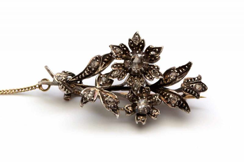 Zilveren en gouden bloembroche, 19e eeuw, gezet met roosdiamanten [1]
