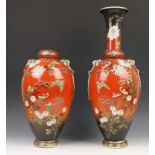 Japan, paar Satsuma puntvazen, Taisho periode, met gekleurd decor van bloesem op rood fond (een hals