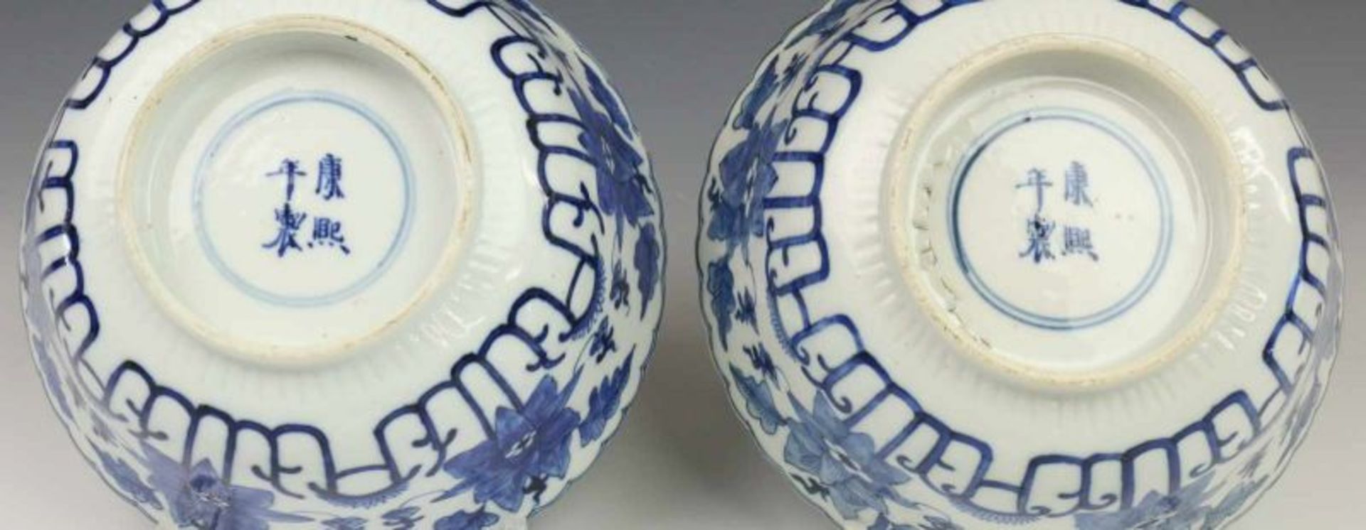 China, paar blauw-wit porseleinen kommen, 19e eeuw, met gestileerd decor van lotussen. Gemerkt - Image 4 of 6