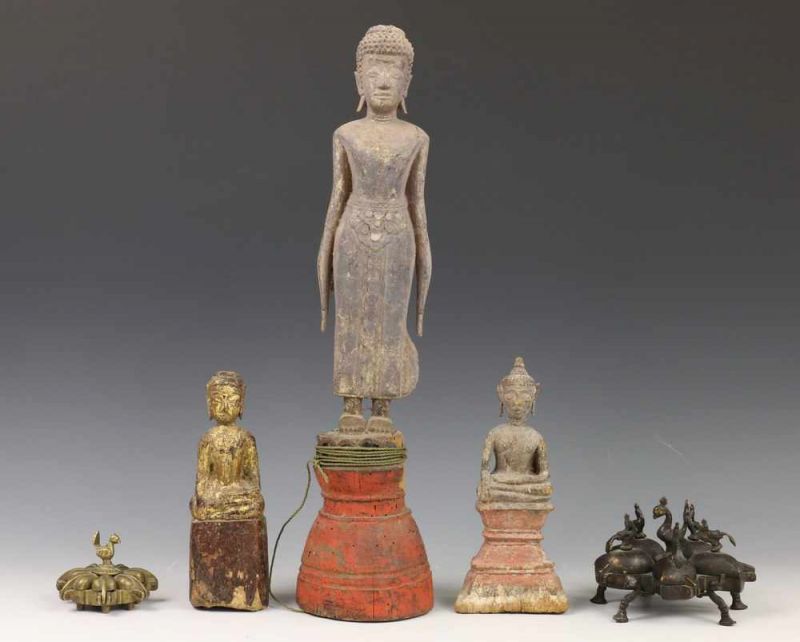 Birma, drie houten Boeddha's en India, twee bronzen doosjes [5]