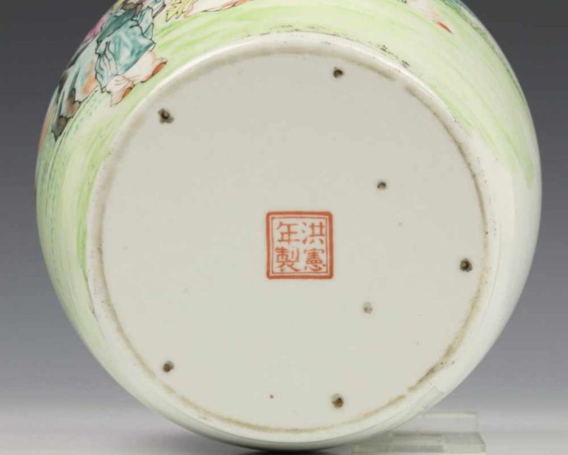 China, bolle porseleinen vaas, 20e eeuw, met famille rose-verte decor van wijze en zotjes en - Image 3 of 3