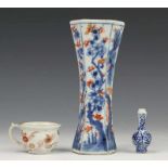 China, Imari stelvaasje, poppenhuisvaas en Japan, miniatuur po, 18e eeuw h. 16, 5 en 4 cm. [3]