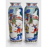 Paar Vasen, China 19. Jh. Porzellan m. buntem Emaillefarbendekor. Schlanker Korpus m.