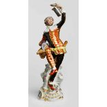 Harlekin mit Deckelkanne, Meissen 1986. Entw.: J.J. Kaendler. Bewegte Standfigur in Kostüm, ein Bein