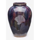 Kl. Vase, Frankreich um 1900. Brauner Scherben m. blauer Salzglasur u. ver- laufener Überglasur in
