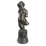 Bronze Frauentorso, um 1920. Schwarz patiniert. Aufrechter Torso, einen Arm- stumpf erhoben nb. d.